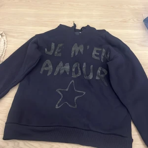 Mörkblå hoodie Gina - Jätte fin mörkblå hoodie från Gina tricot young. Storleken motsvarar xs,s💓🥰