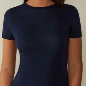 Mörkblå T-shirt  - Super snygg mörkblå T-shirt från intimissimi💕skriv om ni vill ha egna bilder