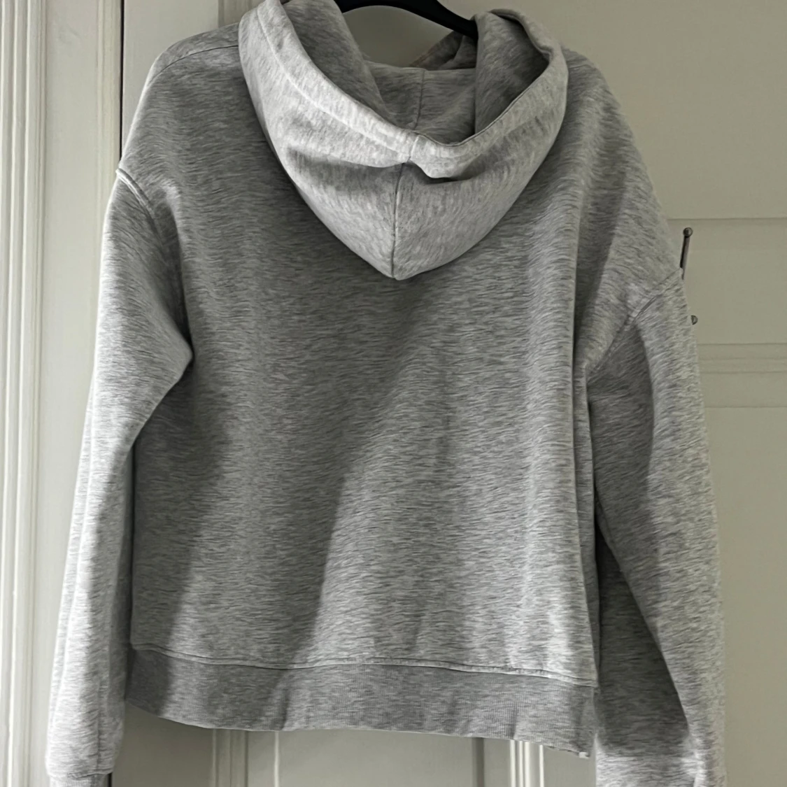 Grå hoodie från Gina  - 90