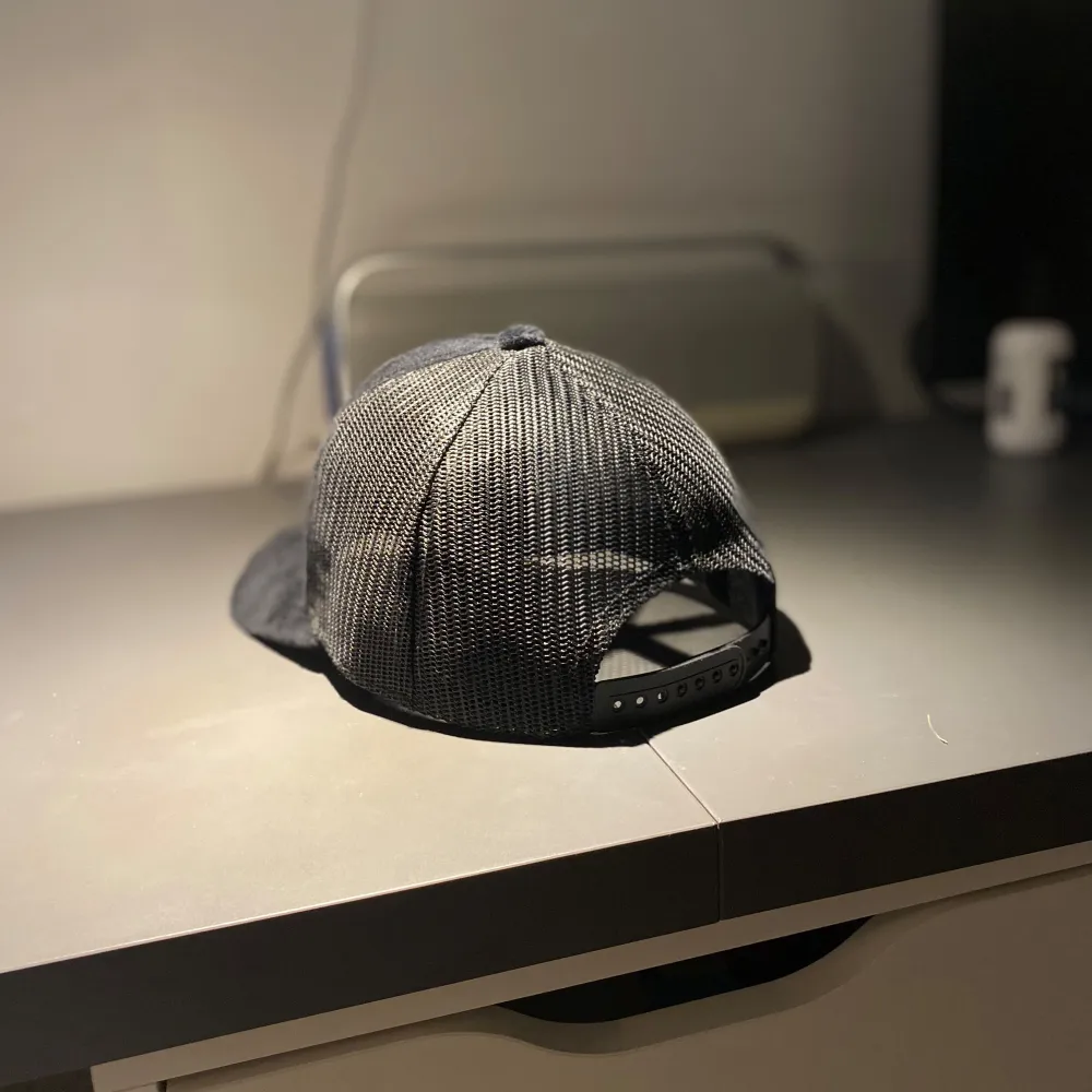 Riktigt fin keps, har inte används mycket, riktigt fint skick och cool bild på. Ovanlig då den inte säljs längre. Muu.