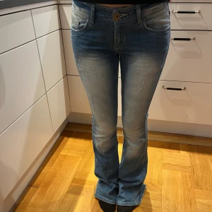 Säljer snygga jeans  - Säljer dessa snygga jeans jag köpte på Plick då dom inte kommer till användning! Inga defekter jätte snygga ❤️två första bilderna egna resten ifrån tidigare säljare 
