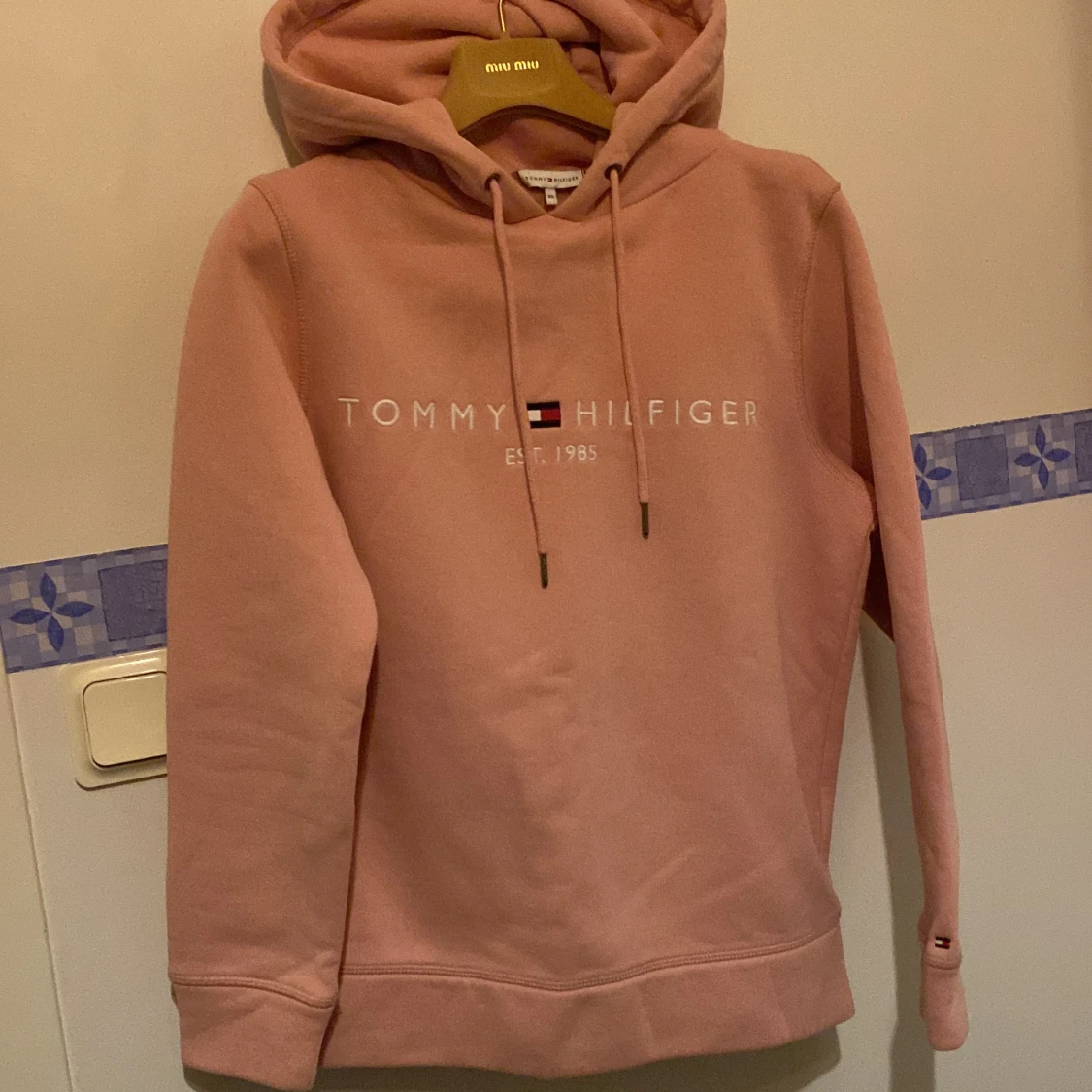 Rosa hoodie från Tommy Hilfiger
