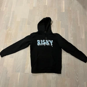 Risky Hoodie - Säljer denna Risky hoodie i stl S. Tröjan har jag ägt i cirka 1 år. Haft på mig den hyfsat mycket. Men fortfarande i väldigt fint och bevarat skick.
