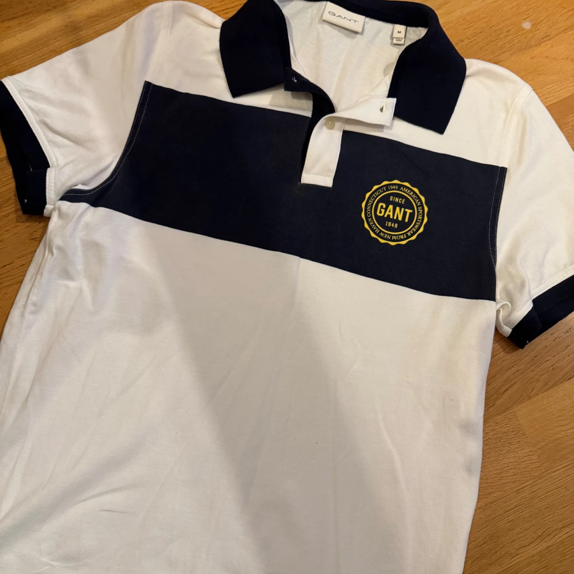 Vit och marinblå pikétröja från Gant - 90