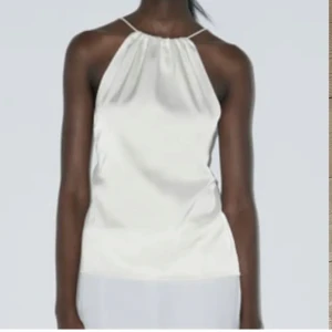 Vit halterneck-top - Elegant vit halterneck-top i satin🥰aldrig använd 