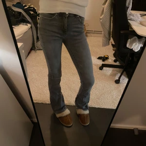 Grå jeans med hög midja - Snygga grå jeans med hög midja och en klassisk femficksdesign. De har en slim passform som sitter perfekt och ger en stilren look. Perfekta för både vardag och mer uppklädda tillfällen.
