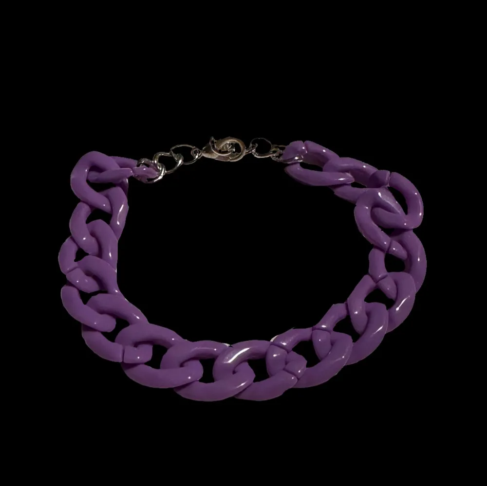 Snyggt lila armband med en chunky kedjedesign. Armbandet har en silverfärgad låsning som ger en fin kontrast till den lila färgen.💜Använd gärna ”köp nu”!🔮. Asusteet.