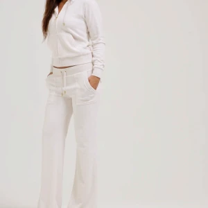 juicy couture set - Säljer mitt juicy couture set som är köpt för 2400. Byxorna är storlek S och koftan är storlek XS. Kan knappt använt setet