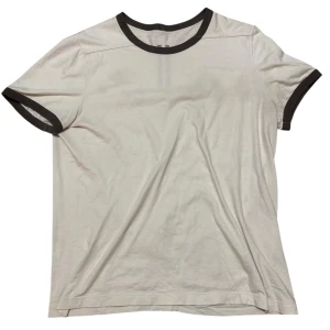Rick Owens T-Shirt - Rick Owens T-Shirt från Vår/Sommar kollektion 2022. Mycket bra skick. Storlek S-M. Made in Italy