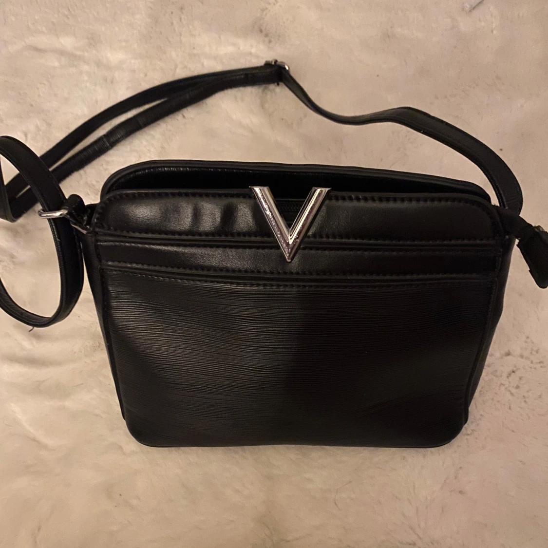 Svart axelväska med V-detalj