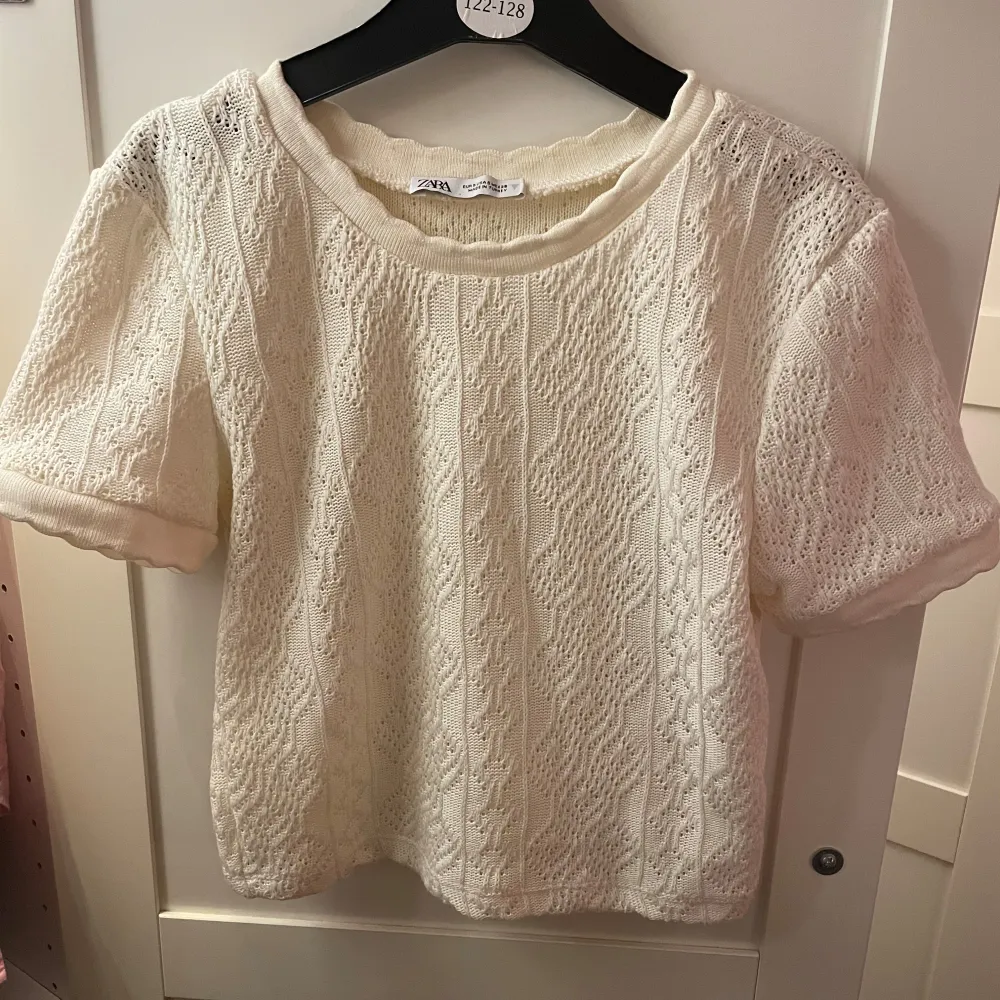 Säljer denna super söta toppen från Zara i ett mycket bra skick. Perfekt sommartopp😍Skulle säga att den passar xs/s😇. Yläosat.