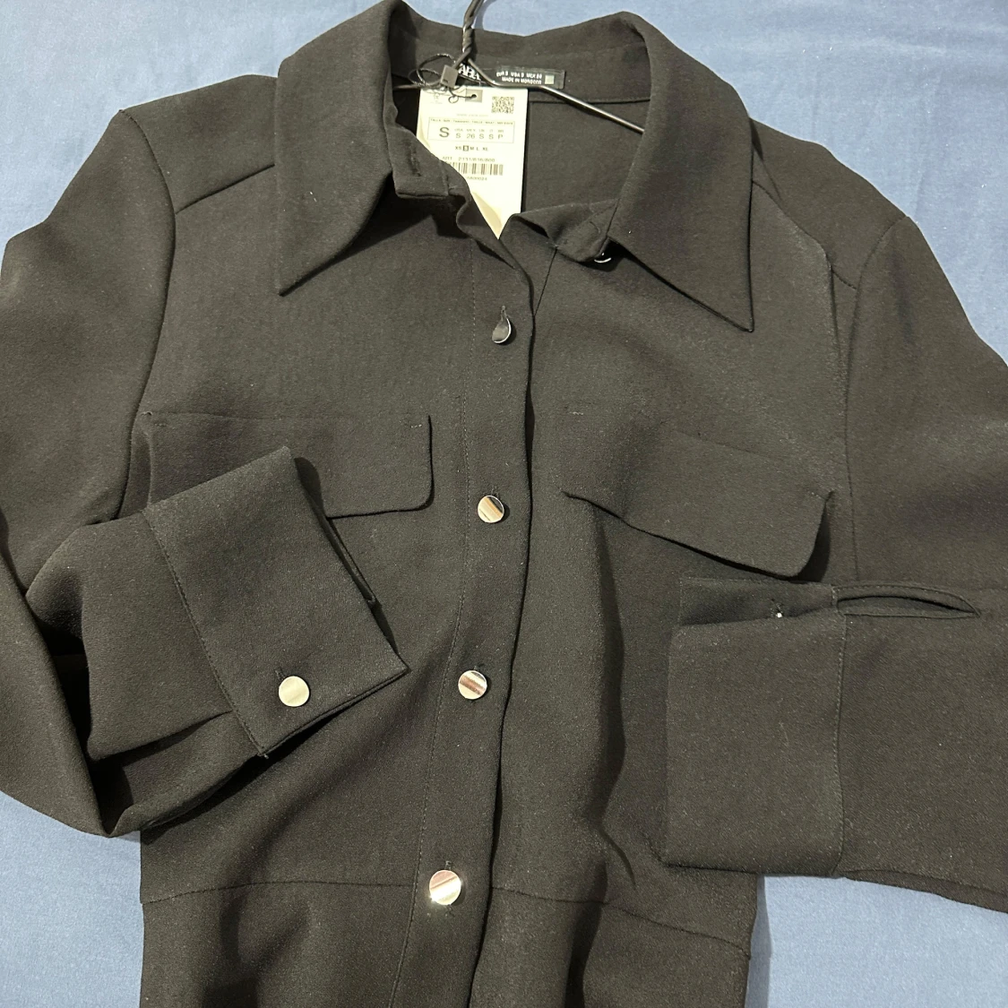 Svart klänning med bälte - 91