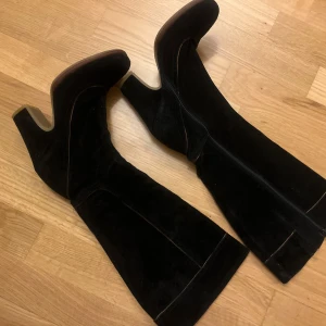 Svarta höga boots - Trendiga och superbekväma svarta boots. Pris kan diskuteras.