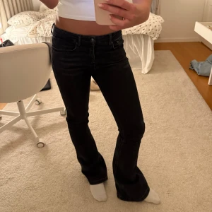 Svarta jeans - Svarta basic jeans ifrån Zara, perfekta i längden för mig som är 173cm🥰❤️❤️‍🔥😍🫶🏻