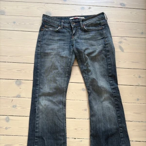 Blåa jeans från diesel - Säljer nu dessa supersnygga jeans som är både low waist och bootcut från diesel! De är köpta här på Plick men tyvärr lite stora. Jag är 155cm och de är bra i längden men mer mot den ”längre” sidan så passar absolut folk som är längre. Midjemått ca 38cm. Lite slitna nertill men tycker verkligen att det hör till byxorna. 