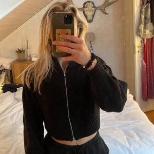 Svart stickad tröja  - Svart stickad tröja med dragkedja. Kortare modell från HM i storlek XS, fint skick!💛