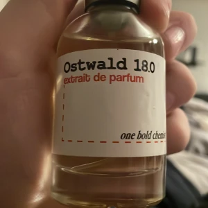 Ostwald 18.0 Extrait de Parfum - Säljer en flaska Ostwald 18.0 Extrait de Parfum. Det är en dubbelt på Louis Vuitton ombre nomade. Ändats sprutat ett sprut annars helt nu från lådan. Passar inte mig i doft men någon kommer den passa.