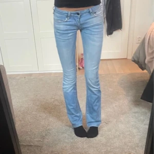 Crocker jeans - Lågmidjade jeans från Crocker. Storlek 25/32. Har ett hål i bak (se sista bilden) därav priset.