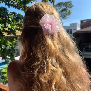 Stort hårspänne med rosa blomma  - En accessoar i vacker rosa färg som komplimenterar varje hårtyp 🌸