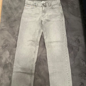 Grå Jeans  - Snygga grå jeans som aldrig är använda