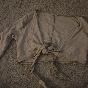 Beige knytblus - Snygg långärmad topp med knytning framtill. Storlek xs ❤️