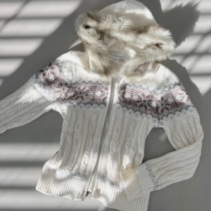 2000s aeropostale knit zip up - ✰*฿✩‧₊˚ läs gärna köpvillkoren &  beskrivningen innan - SKRIV T MIG INNAN KÖP! fauxfur zip up från aeropostale i storlek XL! knappt använt, köpte second hand.  INGA PRISFÖRSLAG. inga märkbara defekter. inga bilder på. mått pit to pit: 46 cm. längd: 56 cm. sitter lite baggy på mig som är en S/M. skriv vid frågor💜 