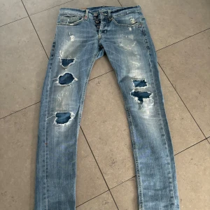 Dondup Jeans - Ljusblå dondup jeans med slitningar. Storlek 30, men sitter något mindre 