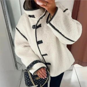 teddyjacka med svarta detaljer hm - Säljer min  teddyjacka från hm som jag köpte från vinted med prislappen kvar men jag har endast använt den några gånger. första å sista bilden är lånade😊🩷⭐️kan gå ner i pris vid snabb affär! 