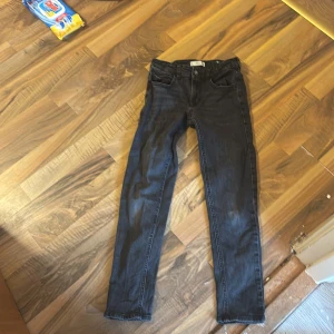 Svarta jeans från MNG - Snygga svarta jeans från MNG i en klassisk straight stil. De har en knapp och dragkedja framtill samt fickor både fram och bak. Perfekta för en stilren look.