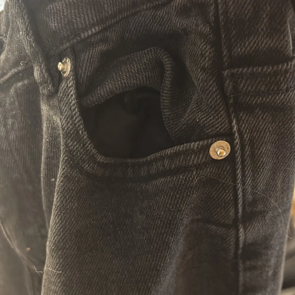 Snygga svarta jeans från Gina Tricot i storlek 140. Klassisk design med fem fickor och knappstängning. Perfekta för en stilren look.. Farkut & Housut.