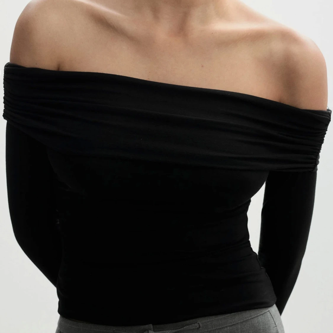 Svart offshoulder topp Mango