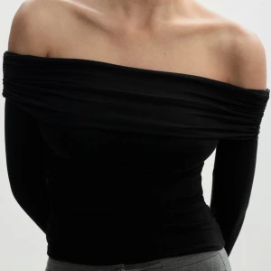 Svart offshoulder topp Mango - Supersnygg svart offshoulder topp med långa ärmar. Mycket bra skick! Nypris: 269, jag säljer den för 169kr☺️💫