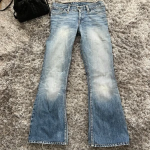 lågmidjade bootcut jeans  - helt nya lågmidjade bootcut levis jeans🥰inte använda en endå gång se helt i nyskick. Säljer pga dom var lite stora på mig🥰