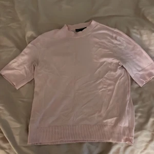 Ljusrosa tröja från lager 157 - Säljer en ljusrosa tröja från 157 i storlek S. Tröjan har korta ärmar och en ribbad kant vid halsen och nederkanten. Perfekt för en avslappnad stil💗