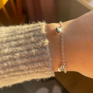Silverarmband - Armband från guldfynd i sterling silver 925, supergulligt med hjärtan, säljer då det inte kommit till användning. Endast använt ett fåtal gånger💗