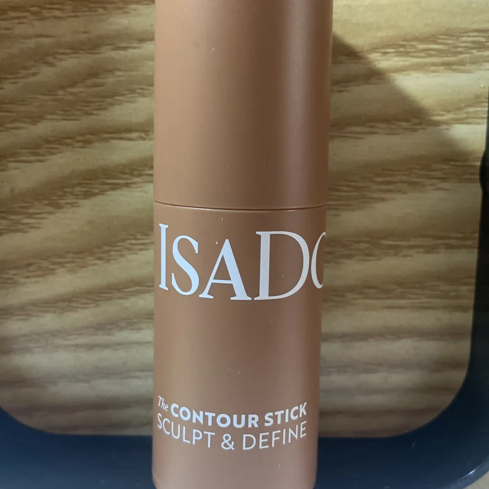 IsaDora Contour Stick i nyansen 36 Warm Mocha. Perfekt för att skulptera och definiera ansiktet. Den krämiga formulan gör det enkelt att applicera och blanda ut för ett naturligt resultat. Fri från parfym och kliniskt testad. Testad en gång på handen så inprinsip ny, råkade bli fel färg när jag köpte den tyvärr men ska beställa en ny men tänkte bli av med denna först☺️. Beauty.