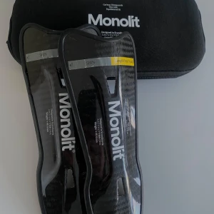 Svarta benskydd från Monolit - Benskydd från Monolit i modellen Monolit Carbon 19. Passar Dam/Herr/Barn. Dom är i bra skick! Helt nya kostar 789kr