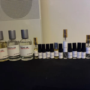 One bold chemist julkalender  - En samling av olika parfymer och doftprover. Perfekt for den som vill utforska olika dofter. Dom stora är 50 milliliter. Dom andra är frän 2 ml till 5 ml. Skriv gärna om ni inte ser vad det stảr pả etiketten. Inget är använt, allt är nytt. Det är frän one bold chemist.