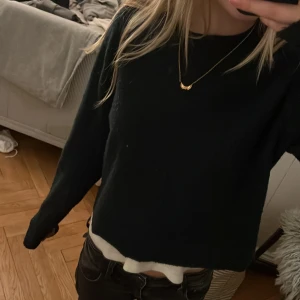 Marinblå tröja  - En marinblå, lite kroppad, tröja från weekday. Sparsamt använd men är lite nopprig, går dock att ta bort🩵