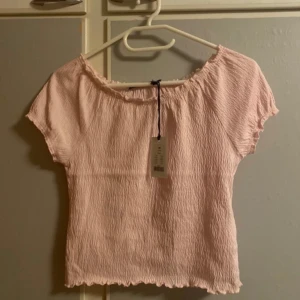 💞Ljusrosa ribbad topp💞 - Söt ljusrosa ribbad topp med korta ärmar