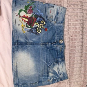 2000s lågmidjad kjol - Superfin denim kjol med coolt tryck, den är lågmidjad och en minikjol (obs ganska kort!). Den är så lätt att styla & perfekt till vår+sommar ♡