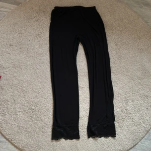 Svarta byxor med spetsdetalj - Snygga supermysiga svarta byxor med spetsdetaljer. Storlek S men passar även XS!