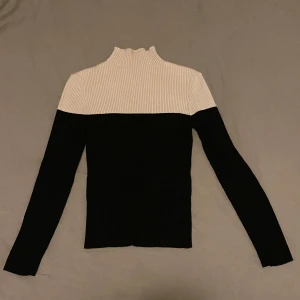  Ribbad polotröja från Zara - Ribbad tight tröja med hög hals i beige och svart. 