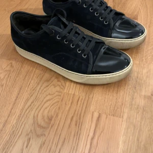 Marin blåa Lanvins  - Tjena! Säljer nu dessa marin blåa Lanvins i topp skick. Skorna har inga defekter och är väl skötta. Skorna är i storlek 41 men passar både 40 och 42 beroende form osv på foten! Har ni några funderingar eller liknande så hör gärna av er i dm😊