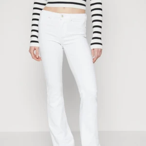 Vita jeansbyxor bootcut  - Vita bootcut jeans från Only. Storlek 32. Knappt använda. Köpta för 550kr säljer nu för 200kr 