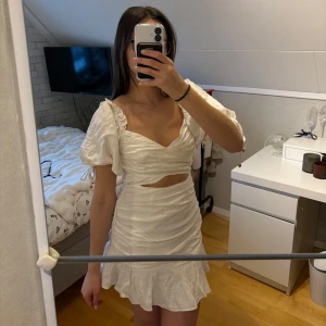 Vit studentklänning - Säljer en av mina studentklänningar köpt från hello Molly för 1200kr. Jätte fint skick! Använd i ca 2 timmar på min mottagning. Storlek S. 500kr. Annonsen ligger även ute på Vinted!