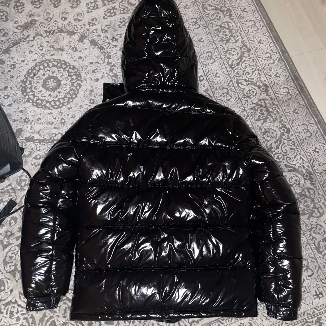 Svart glansig pufferjacka med huva - 90