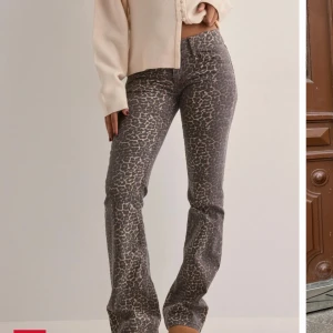 Leopard jeans från Nelly  - Jeansen är från Nelly helt nya aldrig andvända, enbart testat. Jätte snygga annars men passade inte mig. Lågmidjade bootcut. Storlek 38