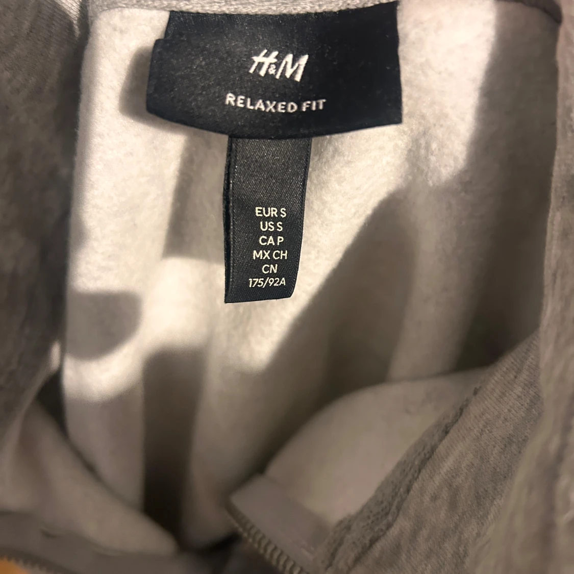Grå tröja med dragkedja från H&M - 90