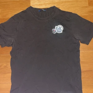 Moncler T-shirt - Mycket använd då det är en favorit tröja men nu får den tyvärr gå vidare till en ny köpare, sitter bra på M-L. Hör av er vid intresse eller frågor!!!